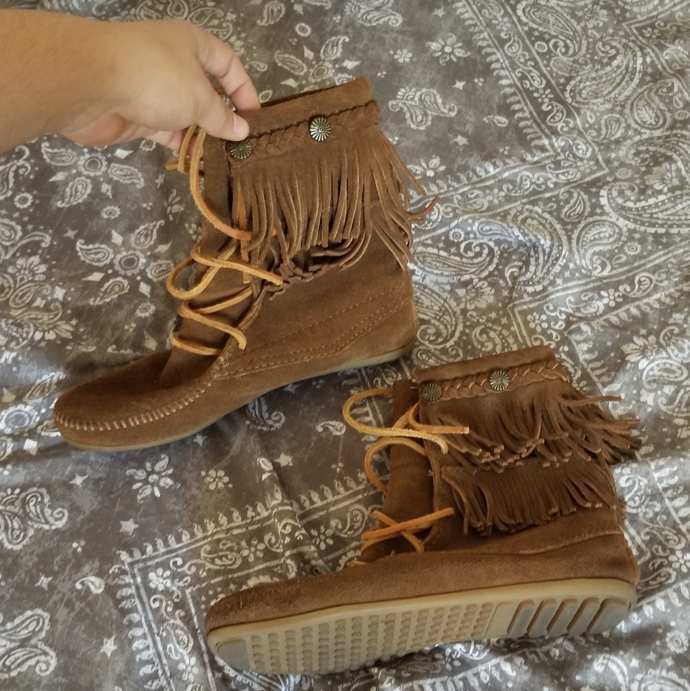 Minnetonka lace up moccasins